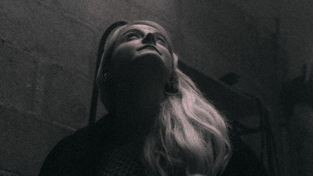 LE BRUIT DE L’ENCRE YUCK! SHE'S TOO MUCH